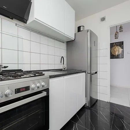 Apartment Cosy & Bright With Parking By Renters *