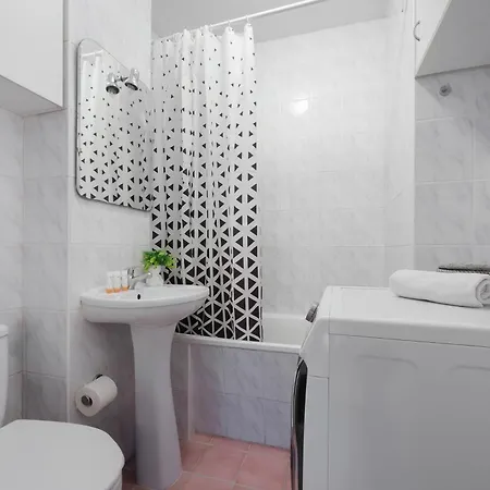 Cosy & Bright With Parking By Renters Apartment *