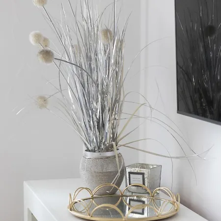 Cosy & Bright With Parking By Renters