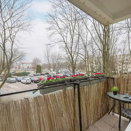 Cosy & Bright With Parking By Renters *