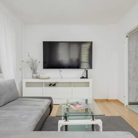 Cosy & Bright With Parking By Renters